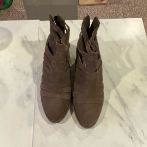 Brand New Carlos Santana Breckin bootie 7.5